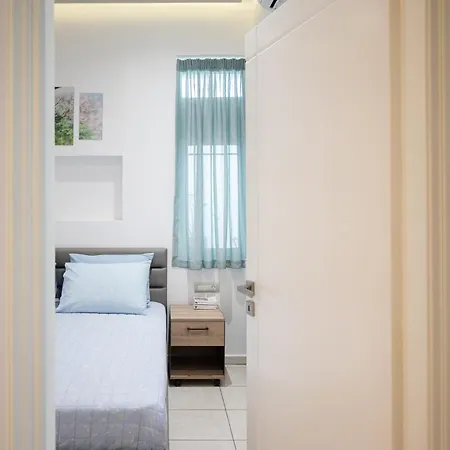 Apartment The Teacher's 2 Minutes Away From The