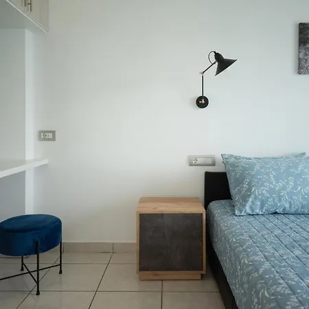 Apartment The Teacher's 2 Minutes Away From The *